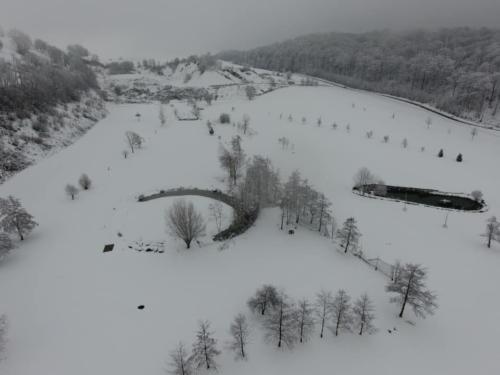 Schnee auf dem Golfplatz